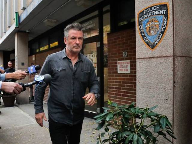 亚历克·鲍德温抢车位涉嫌打人被捕,特朗普:祝