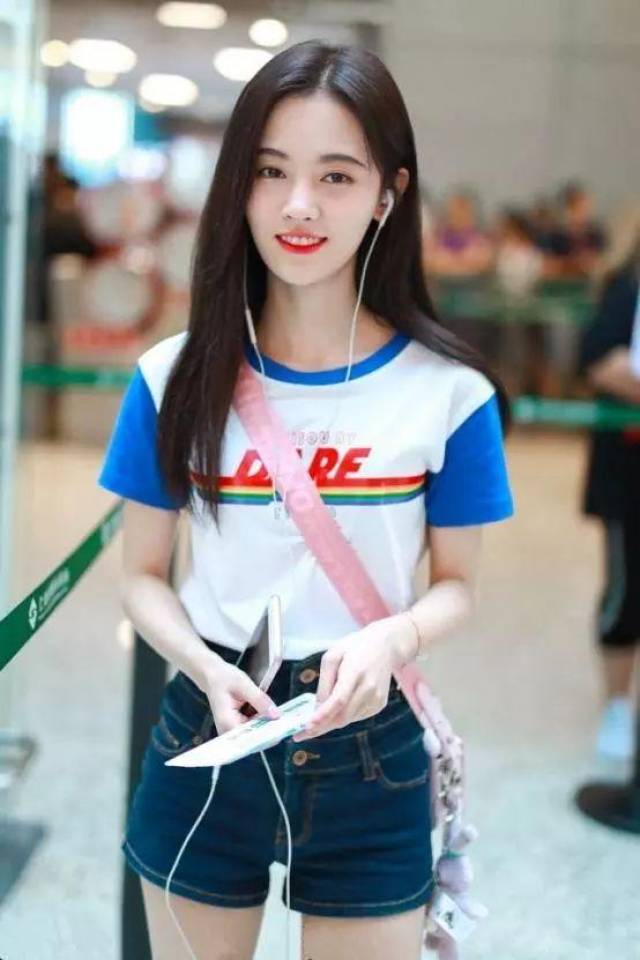牛仔裤上半部分的设计很好的拉长了鞠婧祎整体身高的既视感,更显双腿