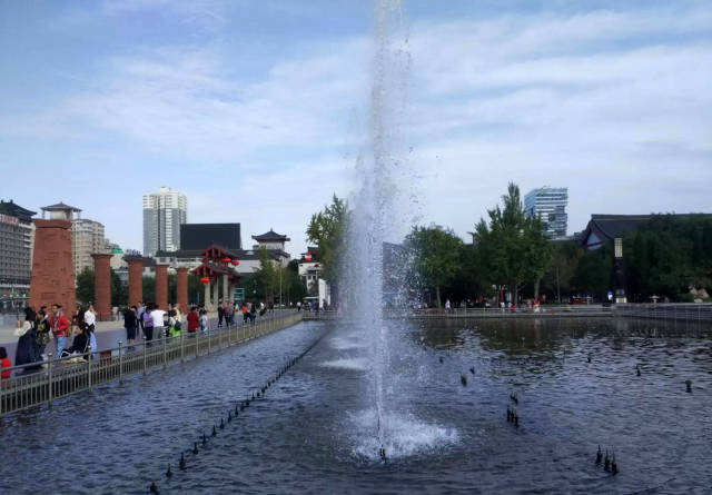 西安大雁塔北广场音乐喷泉演出暂停表演,要看得等到年底了