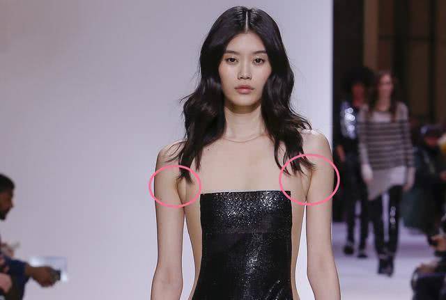 在摔跤之后为某品牌走秀,又被"副乳"抢镜.
