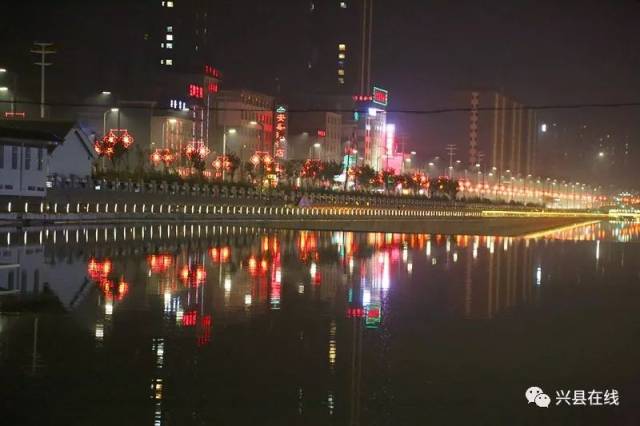 这几天随着兴县河道的蓄水,夜景在晚上更加好看