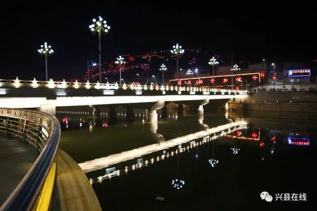 这几天随着兴县河道的蓄水,夜景在晚上更加好看