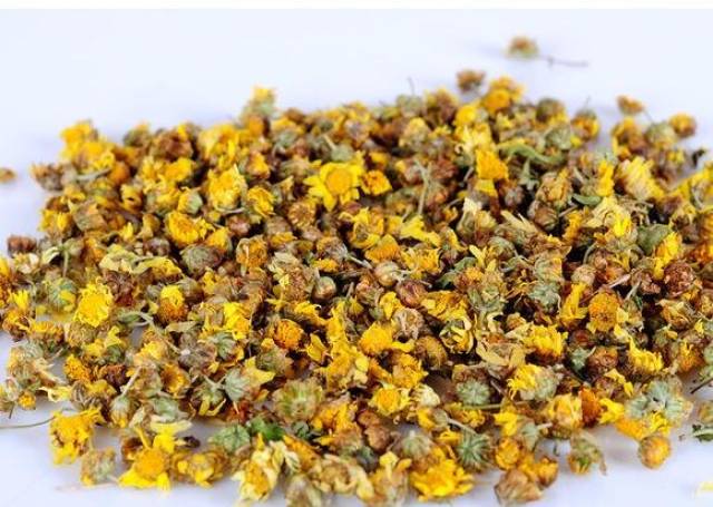 首先,从中国药典来看,菊花是菊科植物菊的干燥头状花序,按产地和加工