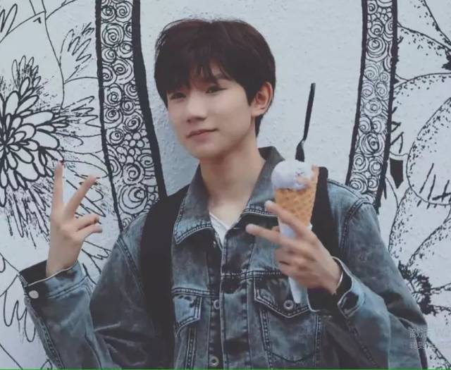 王源带着莱阳去吃冰淇淋,吃得享受时做了一件让人很哭笑不得的事