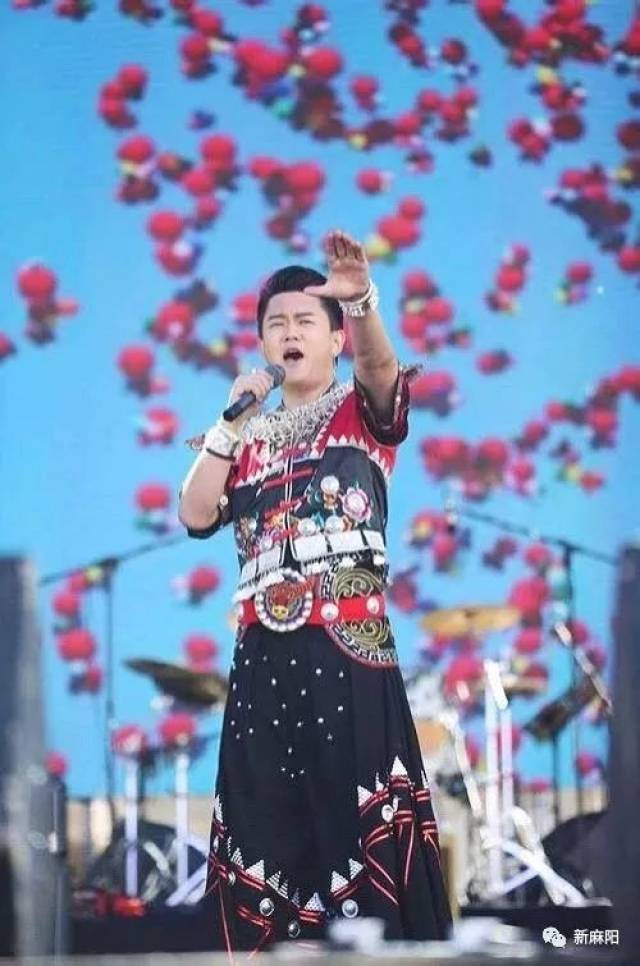 这位很火的苗族青年男歌手,原来是我们麻阳人!