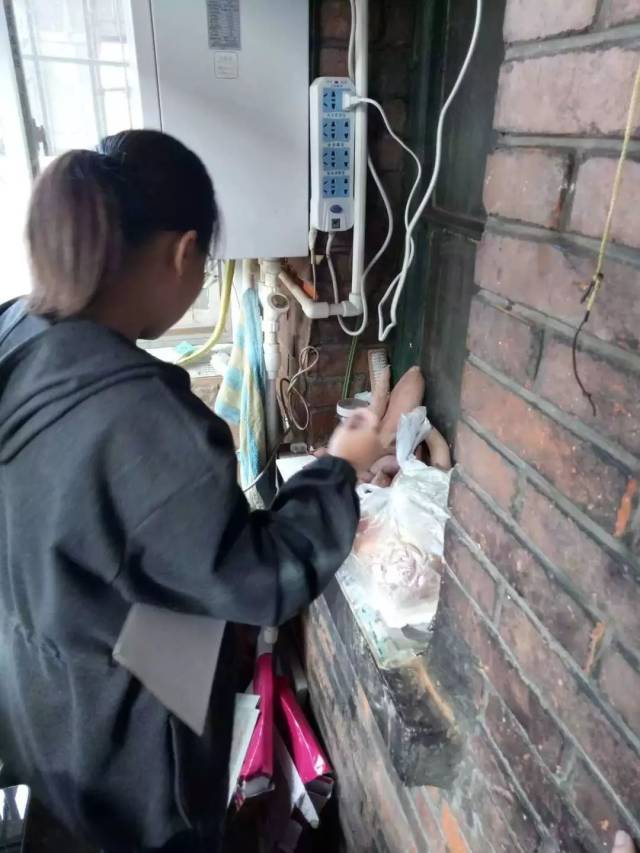 小山街道安全志愿者入户开展家庭消防安全宣传检查