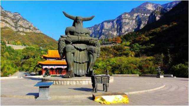 相传,因炎帝神农氏在这里辨五谷,尝百草,设坛祭天,故得名神农山.