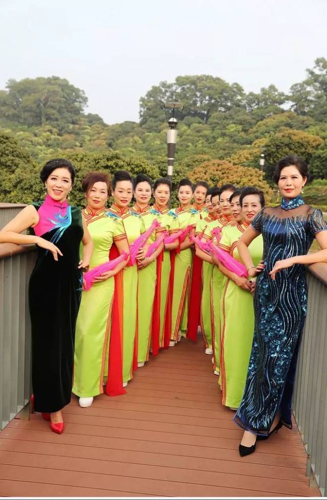 300多女子户外旗袍走秀,在深圳还是首次,观众纷纷用手机把这些美留
