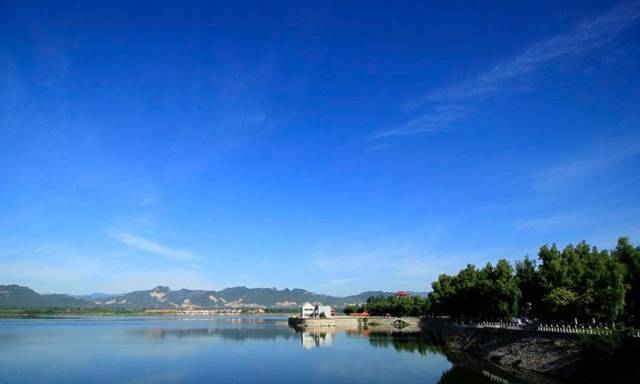 便是其中之一 他的墓地 就位于房山区青龙湖镇的上万村 他就是 克勤诚