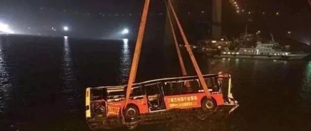 重庆公交坠河事件:方向盘掌握在司机手中