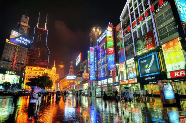 静安南京路繁华夜景.图片来源:视觉中国