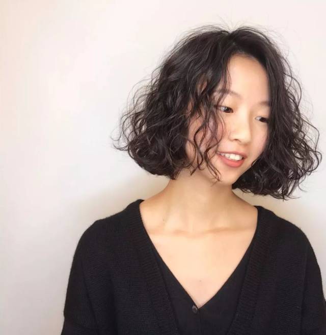 2018流行"短发小爆卷"
