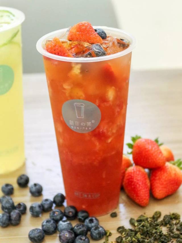 草莓, 黑莓, 树莓和 蓝莓四种莓莓的莓果茶,还能嚼到草莓和蓝莓果肉