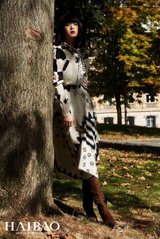 蒋欣报尚名来  art deco白色几何印花真丝连衣裙:etro 棕色麂皮长筒靴
