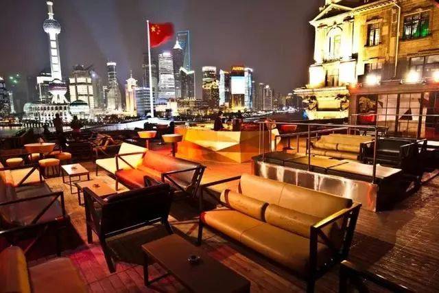 外滩十八号的顶楼,一直是人气无限的魔都老牌酒吧.