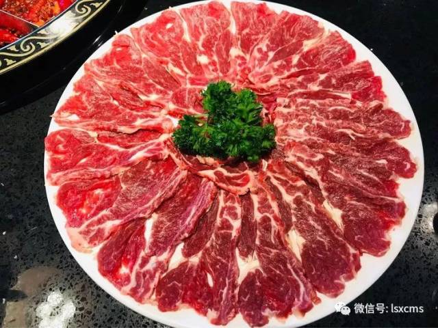 生切的新鲜牛肉是亮点,绝对的吸引众多的食客.强烈推荐!