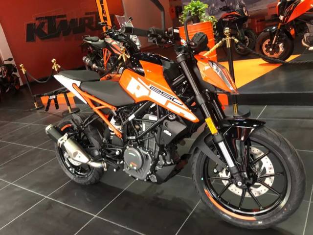 你的ktm 250 duke 今日到店,配置逆天的车,只为"拒绝佛系"的你>>