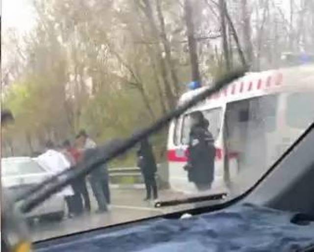 突发车祸泰安新泰前宝泉路段发生意外救护车已到达现场