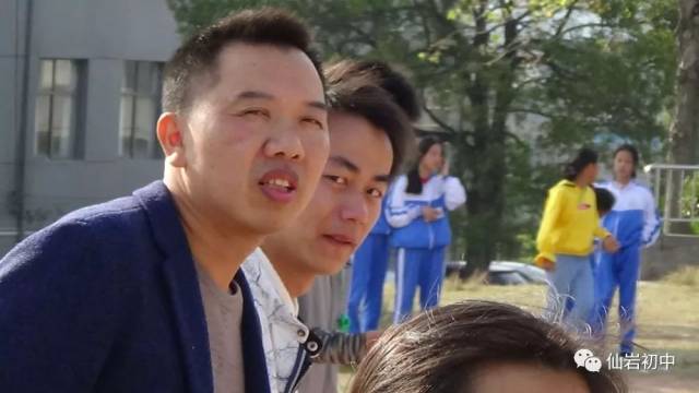 班主任的眼神中对运动员们充满了满满期待与肯定.