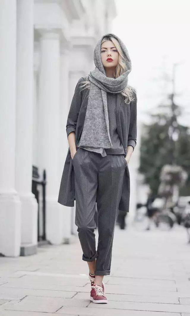灰色怎么搭配更高级?这几招让你穿出时装周的街拍效果