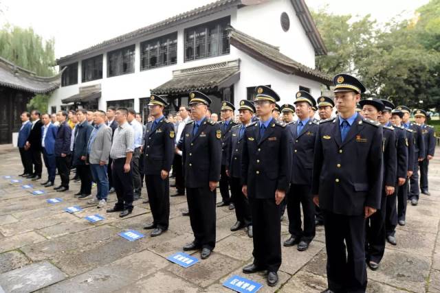 和《杭州市城市河道保护管理办法》规定,萧山区水上城管组建后,将在