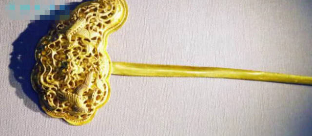 老人鉴定祖传金钗,侧面刻这几字,鉴宝师:你母亲是?