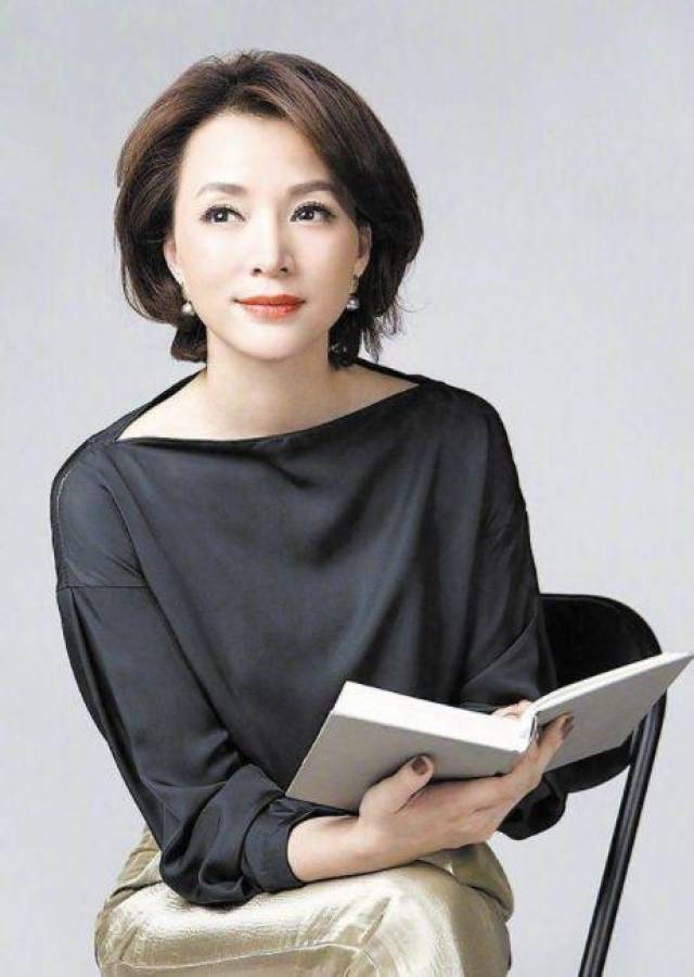 她是著名主持人,因打电话时推错门坠楼去世,真是让人惋惜
