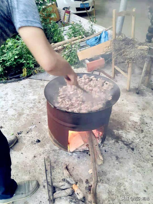 用油桶简单搭的灶 这种烟火味,已经很久很久没闻到过,毕竟即使是乡下