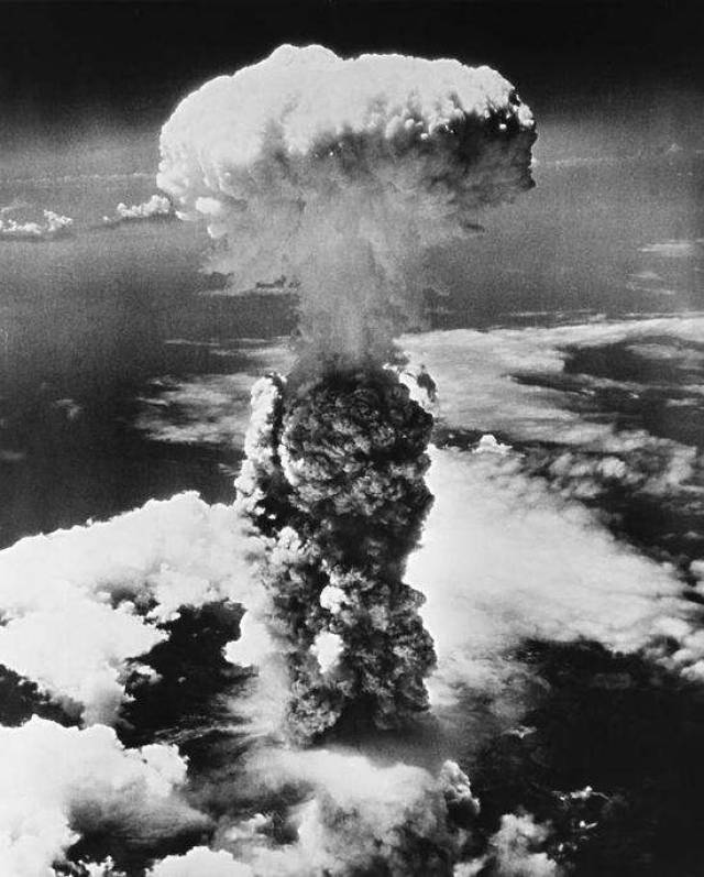 1945年8月6日美国在日本广岛投掷原子弹,8月9日,在日本长崎投放原子弹