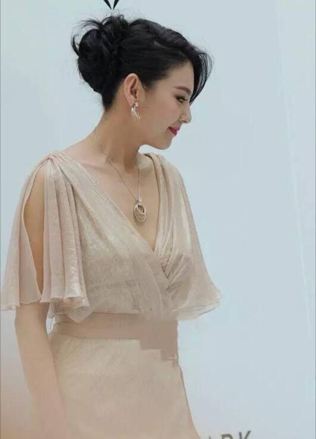 张雨绮早年出席活动,裸色低胸礼服格外抢眼,美得惊艳了时光!