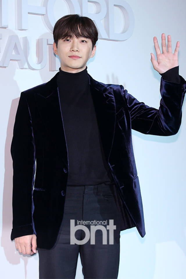 搜狐韩娱讯 韩国人气男团2pm成员李俊昊有望出演tvn新剧《自白》担任