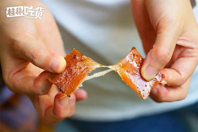 作为资深吃货吃烤乳猪当然要先吃皮，它可是整个精华所在！整个乳猪皮被