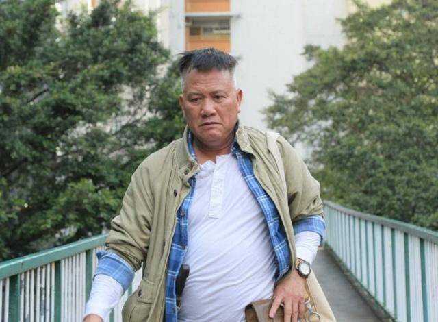 万梓良近照曝光,白发稀疏却笑容灿烂,港片老大哥晚年帅气依旧