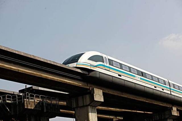 中国第一列磁悬浮列车图片_纵览新闻