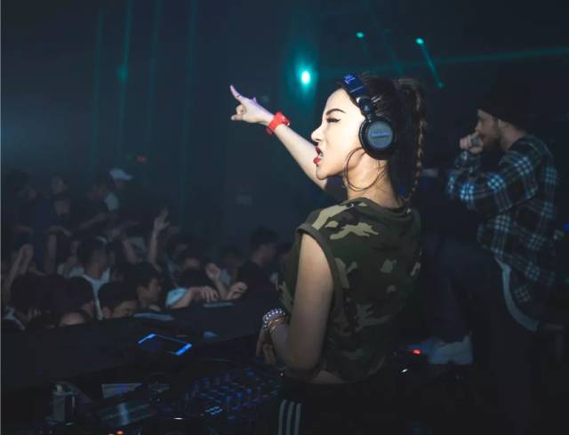 擅长通过在 deep house,dutch house ,electro house 音乐之间,随心