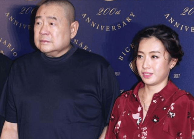 甘比晒侧颜照,越看越像"网红脸,稳坐阔太位置后气质愈发出众