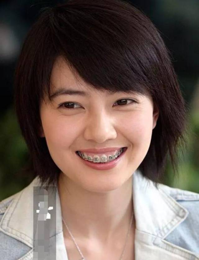 女星年代久远的照片:高圆圆年轻时眼纹就好重,周迅皮肤也白皙过