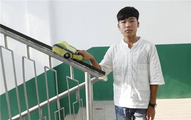 男孩发明爬楼助力器,只为解决爷爷行走不便的问题,获得国际大奖