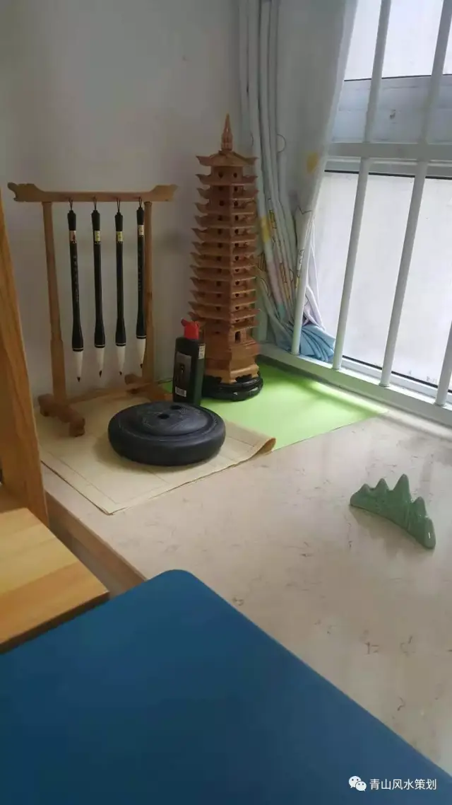 第二,小孩子 学习桌的左手左上角挂一个毛笔架,挂四支毛笔!