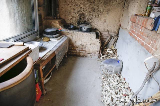 鲁北农村92岁大爷住着60年前的土房子,干农活,家里的老物件稀罕