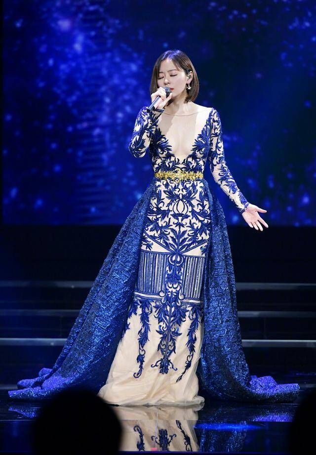 张靓颖新造型现身舞台,短发也能美得撩人!