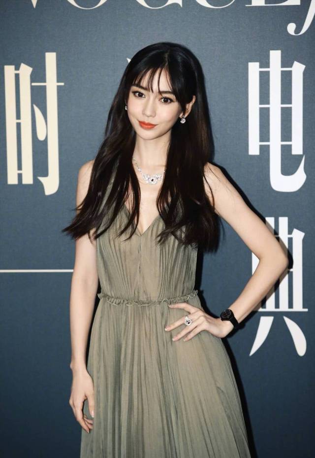 杨颖知道自己胸部没料,深v连衣裙直接缝起来!
