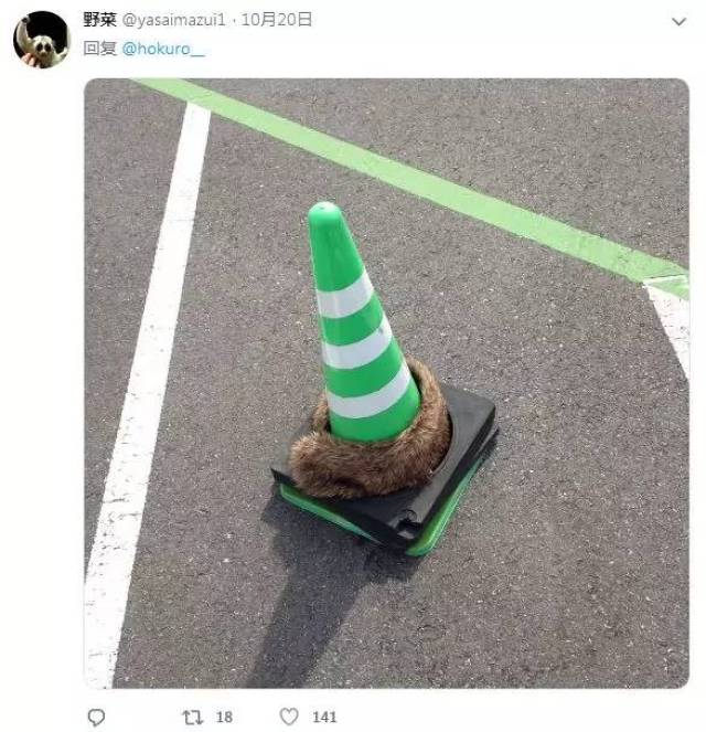 挂在指路牌上的
