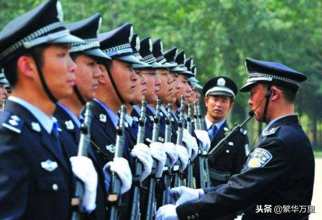 中国警察的草绿色警服,2000年,为何换成了藏青色警服?