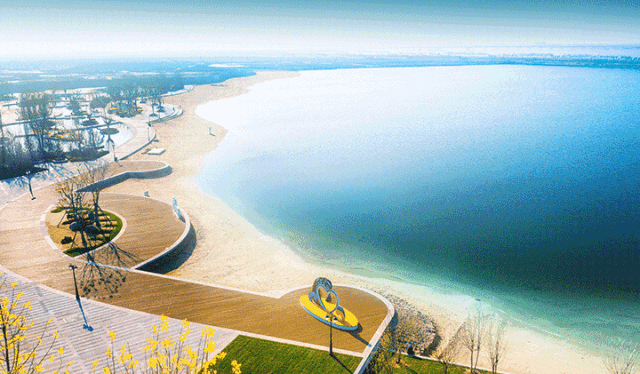 闲暇时泡杯茶吹着海风感叹人生 可以漫步在海边放松身心 看潮起潮落