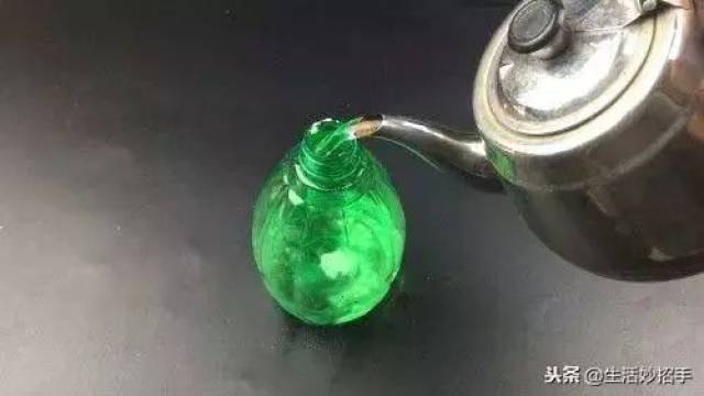 小苏打做清洁去污已经落伍了,把这2样东西混一