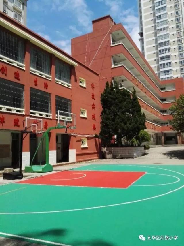 红旗小学 靖国小区 红旗小学 西校区 (图片来源:@昆明五华发布) 学校