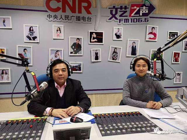 学研究中心主任《标准日本语》电视讲座主讲人之一徐一平,主持人谢喆
