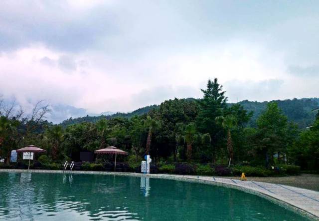 雅安周公山温泉位于风景秀丽的周公河畔,温泉单井日产自喷水量达5000