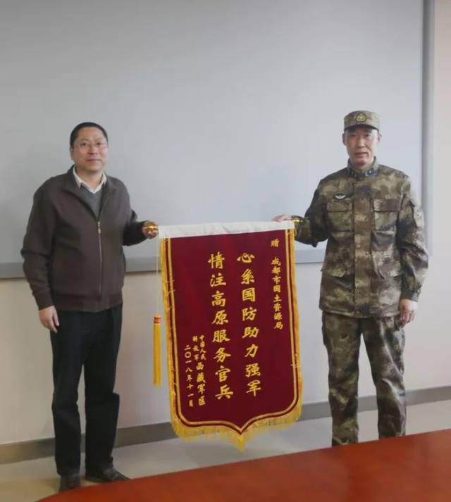 1305会议室会见到访的西藏军区副司令员倪文鑫及军区有关部门负责人